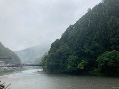 予報通り朝起きると雨が降り始めました。
朝温泉に入り、朝食を食べたらチェックアウト。
新宮へ行くバスは朝１本なので、宿のすぐそばのバス停で雨の中少し待ちます。

船で行く熊野古道を行ってみたかったけど、この雨ではキャンセルしてよかった。