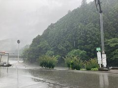バスを待っているとだんだん雨が強くなってきた。

バスは10分ぐらい遅れてきて、中にはたくさんの外国人観光客。かろうじて席に座れてラッキー。バスは所々で観光客が降りて行き、新宮駅に着く頃には空いてきたけど、川沿いの道を結構なスピードで水飛沫を上げながら走っていき、なかなかスリリングな道のりでした。