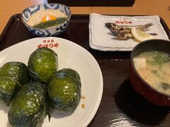お昼はめはり寿司
４つぐらいならペロッと食べられるかと思ったら、結構ボリュームがあり一つ残してしまいました。
美味しかったです。
