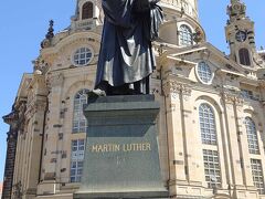 川から離れ、フラウエン教会の前に戻ってきました。
マルチンルター像があります。