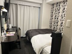 次の日が早朝便のため、空港までのアクセスが良いこちらのホテルにチェックイン。お部屋は広くないけど、新しくて快適でした！