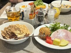 ロンドン最後のホテルの朝食　シリアル各種とマフィン、サラダ、果物　美味しかったです