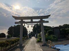 「諏訪神社」は渋沢栄一生家から車で5分もかからないほど近く。駐車場まで道中の道路が狭いの注意して。