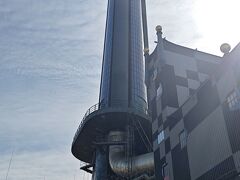 この建物は後に調べたら「シュピッテラウ焼却場」でした！

遠くで見た時はショッピングモールかと思いましたが、近付いた時は廃虚のホテル？と思いました^^;
良く分からずその後駅前をフラフラしてホテルの道へ戻ります。

焼却場には思えない惹きつけるデザインですね！
今思えば観光？出来て良かった♪
当日は「？」でした(^_^;)笑