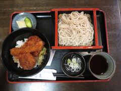 古町にある薮蕎麦で、日替わりサービスメニューのめん付きミックスカツ丼（1100円）を食べる。