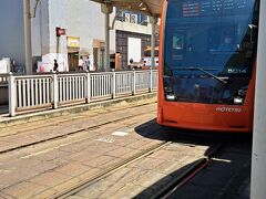 ＡＭ１１時５０分。

そうこうしてると「道後温泉」行の路面電車がやってきました。

