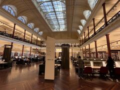 ■ビクトリア州立図書館 (State Library Victoria)

ビクトリア州立図書館に訪問。図書館へは誰でも自由に、無料で入ることができます。

ビクトリア州立図書館は、1856年に開業したとても歴史のある図書館です。
