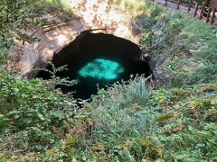 出ました。大穴。
ちょうど日がさして海面がエメラルドに輝いてる。
