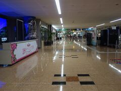 途方にくれてがらがらのターミナルビル外でスマホと格闘。
歩いて１５分の国道に出れば宮崎交通の路線バスが・・・ない。もう最終すぎ。
歩いて２０分の田吉駅からJR日南線が・・・あと１時間半待たねば。
私一人なら南宮崎駅まで徒歩１時間もあり、だけど妻はねえ。
タクシーは長蛇の列。全然来る気配なし。１時間の待ちですむかどうか。
と、スマホみながら二人でぎゃーぎゃーやってたらソラシドの係員の方が、「もしかして市内への交通なくてお困りですか？」と。そして「宮崎駅と南宮崎駅でしたらタクシー相乗りで負担します」とのこと。なんと地獄で仏。機内でもそういう案内放送なかったし、出口でもそんな案内なかった。ほんと困って見えたのかしら。バス停の前でお待ちください、と、タクシーをこちらに寄せます、とのこと。私たち２人以外にはもう１人だけ。合計３人でした。タクシーなかなか捕まらないようで２０分くらい待ちましたが無事乗れました。２２：０８発車。
それにしても最初からあきらめてタクシーの列に並んだ人はどうなったんだろう？
そして２２時ころにさらに遅れのJAL最終便が着いたのですがその方たちはどうなったんだろう。
