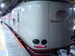 定刻の２１時２５分、
東京駅の９番線ホームに入線。
この日は、雨が強くて、
日中、一時、東海道新幹線も運転見合わせになっていたので、
無理かなーとハラハラしながら、昼間、仕事をしていたのですが、
夜には、雨も弱まって、今日も無事運行です。
良かった良かった。