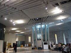 無料ゾーンが少しあります。
この建物までは無料。
花みどり文化センター。奥に昭和天皇記念館が同居。記念館は有料。