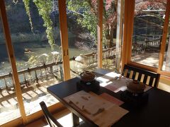 お部屋に案内されました。
多摩川を見下ろす庭つきの個室でした。