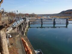 徒歩１分で到着。羽村堰。
玉川上水の取水口。今も浄水場の取水口。