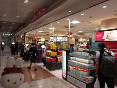 名古屋駅で色々と買います。
早朝からお店が開いているのが何よりも嬉しかったり(´艸｀*)。