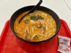 シンガポールで最初の食事はラクサ！
シンガポールといえばラクサのイメージ。海鮮たっぷりで美味しかったです。ちょっと辛かったけど。
