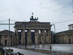 雨も降ってきましたが
ブランデンブルク門の前は