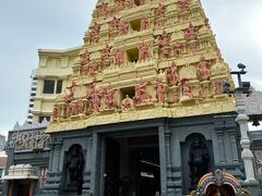 ホテル周辺を散歩していると、ヒンドゥー教の寺院もありました。
キリスト教の教会、仏教の寺もあり、多民族国家であることがわかります。