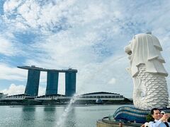 朝ごはんを食べた後は、マーライオンパークへ。
Marine Parade駅からは、Marina Bayで乗り換えて、Raffles Placeで降りると歩いて行けます。
マーライオンとマリーナベイサンズ！ザ・シンガポールの景色です。
朝10時前でしたが、観光客もたくさんいて、みんな写真を撮っていました。
私たちは、暑くて湿気が多くて疲れたので、写真を撮ったらすぐに退散しました。
