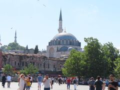 2024年 6月25日(火）第４日目 後半
15:50、ガラタ橋を渡ってきたバスから降りたのは「Eminönü Meydanı(エミノニュ広場)」という、とてもにぎやかな所でした。このモスクは「Rüstem Paşa Camii(リュステム パシャ ジャーミィ)」
