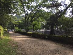 松山城へ向かう途中、コンビニでアイスコーヒーを買って
公園のベンチでドミナさんのパンとともにいただきます。
静かで清々しい公園で味わう朝食は素晴らしい。