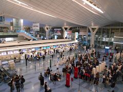 　７年ぶりの羽田空港第３旅客ターミナルからの出発。
同じ、シンガポール便です。
空港内は、出発の人、到着の人で非常に混みあっていました。
