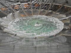 水が渦になり、グルグル回りながら、落ちていきます。