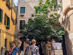 インスタ映えで有名なアクアアルタ書店。小さなお店ですが、お客さんが続々と。