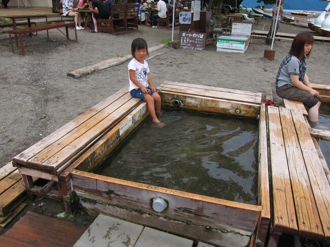 長男次男は砂＆水遊びに夢中なんですが、<br />娘は足に付く砂がキライということで、足湯に浸かる。