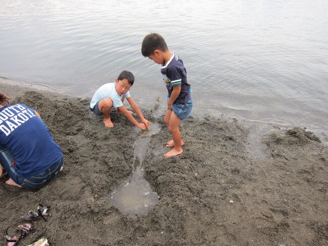 和琴温泉とならんで、屈斜路湖畔で人気を二分しているのが、ここ砂湯。<br />観光客がとても多いこと。<br /><br />ここ掘れワンワンU^q^U