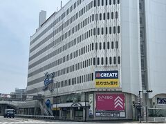 お昼はこちらのビルの地下でいただきます。
昭和のビル感が良い感じ。