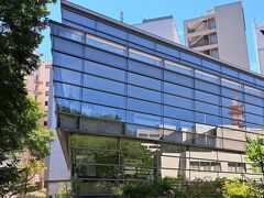ＡＭ９時２８分。「坂の上の雲ミュージアム」に到着。

「坂の上の雲ミュージアム」は、司馬遼太郎氏の小説「坂の上の雲」で描かれた松山出身の秋山好古・真之兄弟と正岡子規の主人公３人の足跡や小説の舞台である明治時代に関する展示品が収蔵されています。

大昔に一度訪れたことがあるはずですが、ほとんど記憶に残ってませんので、今回復習ってことで再訪しました。

