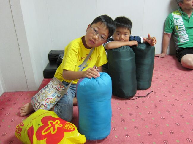 改めて、苫小牧を目指して西へ。<br />夕張から再び高速に乗り、千歳東インターで降りる。<br /><br />マオイの丘公園の道の駅よって、北広島市内へ立ち寄り。<br />お目当ては、回転寿司とっぴー。<br /><br />ホントは&quot;根室 花まる&quot;や&quot;トリトン&quot;、&quot;なごやか亭&quot;とかに行きたかったんですが、<br />みんな札幌近郊にしかなくて、仕方なくとっぴーへ行ったんだけど、時間も14時を過ぎていたのか、ガラガラだったよ。<br /><br />とっぴーは流行ってないのかなぁ。<br />ぼたんえびは相変わらず美味しいんだけどなぁ。<br /><br />それから、サーモンパーク千歳の道の駅によって、少し子供たちを遊ばして、苫小牧にあるおばさんのうちへ。<br />なでしこジャパンの試合を見ながら夕食をごちそうになり、苫小牧港へ。<br /><br />手続きをして、乗船。<br />時間ギリギリだったんですが、運よく寝床は広めの場所をゲット！<br /><br />これなら今日は、隣人にキックされず寝れるかも(笑)<br /><br />出港後、お風呂に入って就寝。<br />この日、一番先に寝たのは僕だそうです(^^;;<br /><br />まー、一睡もせず道内を安全運転したということで。<br />何せ八戸港入港は朝4時半ですから。<br /><br />【8月20日(土)天気：くもり】<br /><br />朝4時半。<br />定刻通りに八戸港入港。<br /><br />夜明け前なので、八戸も涼しい。<br />日中もこの涼しさなら、北海道行かなくてもと思うぐらい。<br /><br />高速乗る前に満タン給油して、我が家を目指しひたすら南下して無事帰宅。<br /><br />去年は道北、今年は道東ということで、<br />北海道を回ってきたんですが、<br />とすると、来年は道央・道南かなぁ。<br /><br />最後まで旅行記にお付き合いありがとうございました。