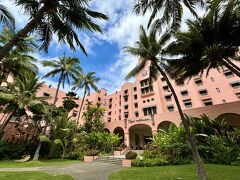 【 THE ROYAL HAWAIIAN RESORT WAIKIKI 】
https://www.royal-hawaiian.jp/

1927年開業，「太平洋のピンク・パレス」と称される【ロイヤルハワイアン】。現在はマリオット・インターナショナル傘下の「ラグジュアリー・コレクション」ブランドとなっています。