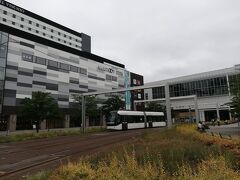 やっとレンタサイクルのポートのある富山駅近くのエリアに戻ってきたので、自転車に乗って環水公園へ。