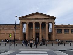 ランチを食べた後はどうしよう…。

と悩んだ結果、ニューサウスウェールズ美術館へ。
シドニーの美術館は無料が多いのですが、ココも常設展は無料。