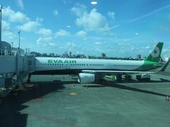 高雄空港到着、桃園と違って、すぐ入国できるのがいい、以前は中国本土からの団体客とかち合うと混雑していたが、今はそれもなくあっという間に入国。
