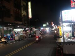夜、近くの夜市に行ってみた
夜市といっても高雄の六合観光夜市や瑞豐夜市のように専用の区画で車が入れなくしてあるところと違って、一般道に夜になると道沿いの店が屋台をせり出してくるパターンなので、車に注意。バイクが屋台の前まで来て、注文し、テイクアウトしていく客が多いが、奥の店内で食べていくこともできる