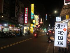 三多商圏駅の反対側、三越がある側も夜になると店が屋台を道に出す「興中夜市」