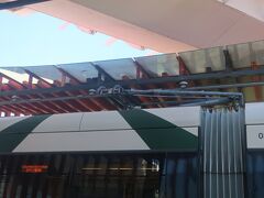 このLRT　バッテリーで動くタイプで、ヨーロッパにもあるが、ここの特徴は
パンタグラフがあり、各停車場で停車中だけパンタグラフを上げて、超短時間充電をしている。
周回ルートになったので、長時間運転に耐えられるようにするのだが、LRTに急速充電モードがあるのか不思議
