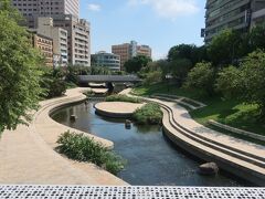 市場の先は水辺の公園