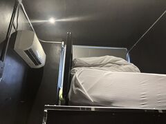 サパーンタクシン駅から歩いて10分程度のこちらに3泊お世話になりました。
気になったのはエアコンの風が直で当たるくらいで、水回りも清潔でした。日本円で3,000円はしなかったです。