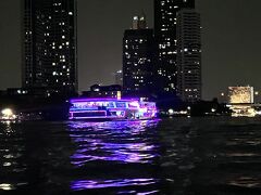 21時くらいになり、雨が小雨になってきたので帰ります。
向こうの船はもはやクラブと化していました。