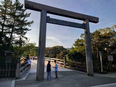 時刻は６：１２、内宮に到着しました(^^)

宇治橋鳥居…