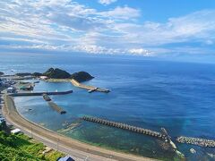 白い雲の下には北海道が
左の漁港は龍飛漁港と帯島です。
対岸の北海道が意外に近くに見えたからか？
津軽海峡が穏やかだからか？
ご覧あれが龍飛岬北のはずれとは感じられない
津軽海峡夏景色ですね
