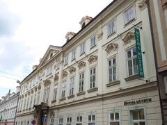 その後、ミュシャ美術館へ。
６５歳以上は割引有り。

私がミュシャを好きになったのは前回のプラハ旅行がきっかけでしたが、そのときは時間がなく、友人はミュシャ美術館、私はキュビズム博物館と別行動をとったので、今回初めて訪れることができました。