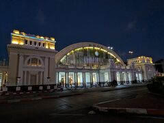 ファランポーン駅。
1916年に竣工したバンコク最大かつ最古のターミナル駅。

老朽化？のために、全ての列車の発着が終わると言われていたらしいですが、当面は近郊列車何本かがまだここを使っているようです。

中に入ってみたかったけど、閉まってた。

Grabさんを呼ぼう。
お兄さん、アジアティークまでお願いします～！

