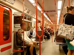 Mustek駅から地下鉄に乗って、Karlovo namesti駅へ。

事前調べで、プラハの地下鉄やトラムは６５歳以上は無料とあったので、母は切符要らず。
プラハは旅行者でも高齢者割引がいろいろあり、なんだかお得。