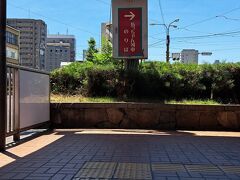 ＡＭ１１時３１分。「道後温泉」へ観光に行くため、、、

駅前の地下道を通って、伊予鉄道の路面電車「ＪＲ松山駅前停留場」へ。
