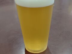 1時間ちょっと、大沼公園を歩きました。
喉が渇いたので、ポロト館で大沼ビールのケルシュをいただきます。
よく冷えていて、キリっと苦みがあって、おいしかったです。