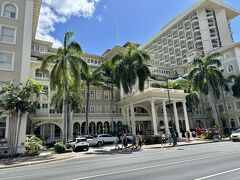 【 MOANA SURFRIDER WAIKIKI BEACH 】
https://www.marriott.com/ja/hotels/hnlwi-moana-surfrider-a-westin-resort-and-spa-waikiki-beach

1901年開業，「ワイキキのファーストレディ」と称されるモアナ・ホテル。1959年にシェラトン傘下となり，1989年には隣接するサーフライダー・ホテルを吸収（現在のタワーウィング）。2007年にシェラトンからウェスティンにブランド変更されました。
